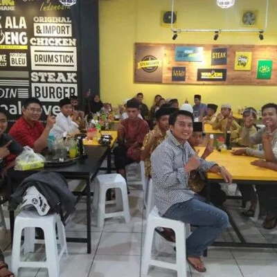Tim Kita Berdaya Berbagi bersama anak mulia di Waroeng Steak Pekanbaru di Hari Sedekah Nasional 27 April 2017